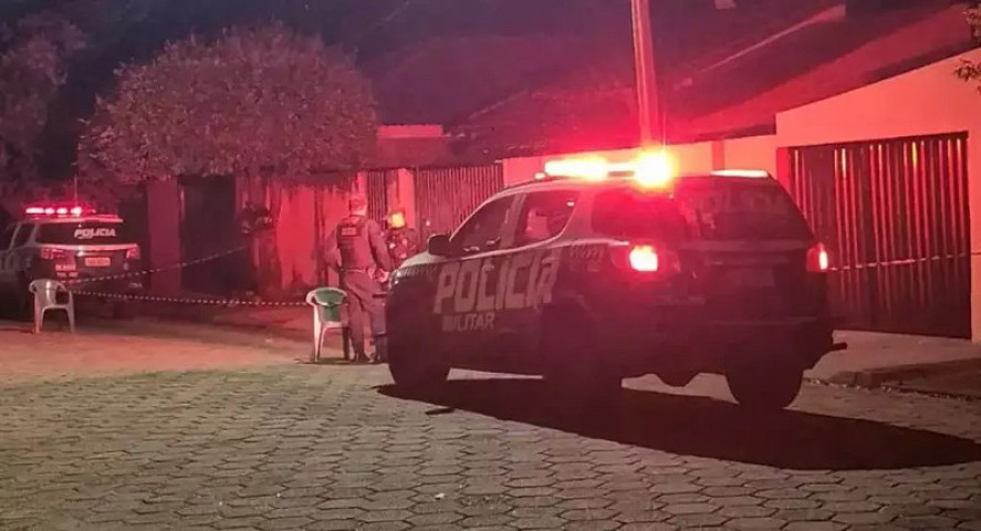 Viatura da Polícia Militar em frente ao local do crime. (Foto: Nova News)... veja mais em https://www.campograndenews.com.br/cidades/interior/jovem-e-assassinado-com-ao-menos-quatro-tiros-em-frente-de-casa