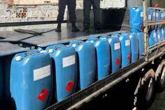 Carga de acetato de etila, componente químico usado para fabricação de entorpecentes. (Foto: Receita Federal)