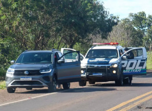 Momento em que viatura da PM aborda T-Cross que fazia manobras na BR-262. (Foto: Juliano Almeida/Campo Grande News)