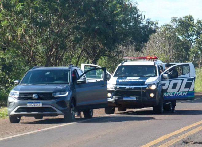 Momento em que viatura da PM aborda T-Cross que fazia manobras na BR-262. (Foto: Juliano Almeida/Campo Grande News)