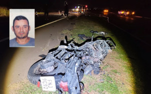 Após o impacto, a motocicleta foi lançada para a margem da rodovia e acabou sendo consumida pelas chamas - Foto: Sidnei Bronka/Ligado na Notícia