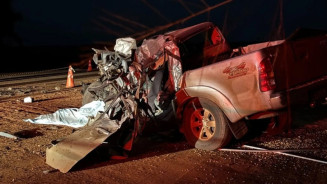 Camionete teve parte dianteria do lado do motorista destruida com o impacto - Foto: Ivinoticias