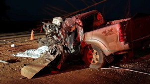 Camionete teve parte dianteria do lado do motorista destruida com o impacto - Foto: Ivinoticias