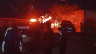 Viaturas em frente a casa incendiada na Vila Ferreira, em Terenos. (Foto: O Terenense)