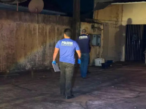 Equipes da Polícia Científica estiveram no imóvel para realizar os procedimentos no local (Foto: Jornal da Nova)