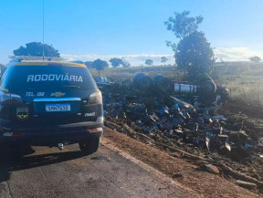 Carga de cerveja espalhada na pista da rodovia estadual. (Foto: Divulgação)