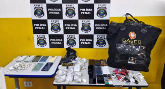 Foram apreendidos 18 celulares, 14 tabletes de maconha e porções de cocaína na máxima (Foto: Divulgação)