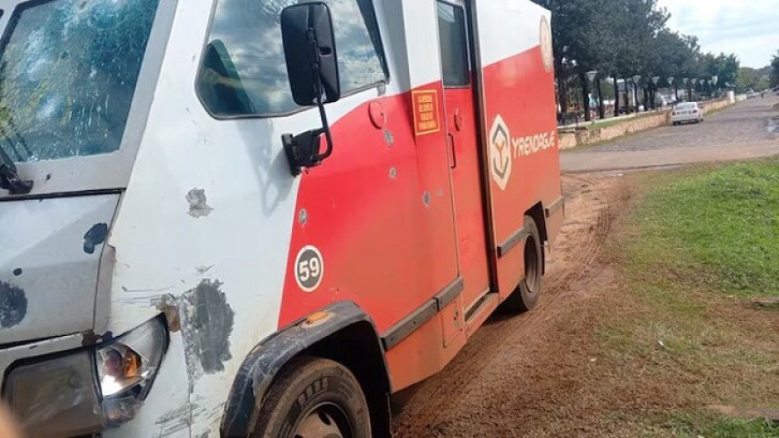 Carro-forte foi atingido com diversos tiros - Foto: Divulgação