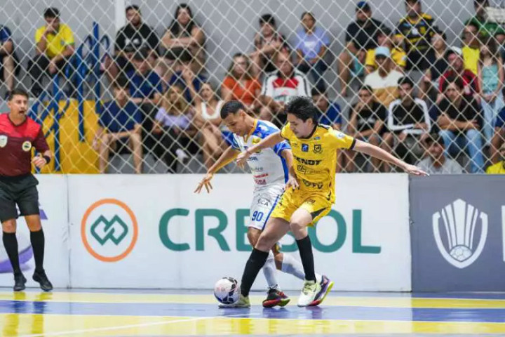 Jogadores disputam a posse da bola. (Foto: Marcelo Berton)