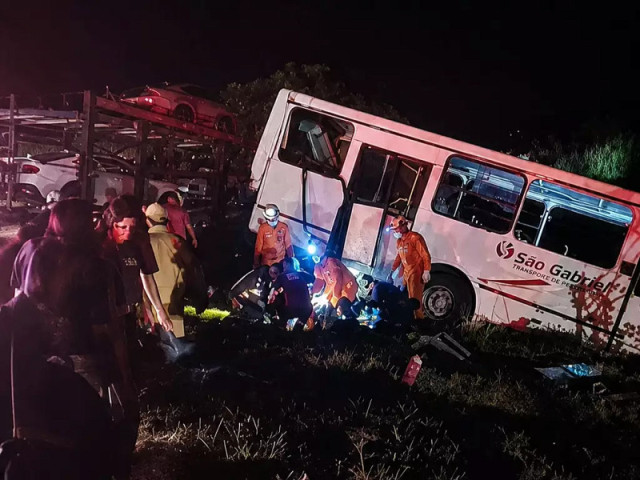 Bombeiros fazem o resgate de passageiro preso às ferragens. (Foto: Veja MS)