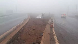 Após deixar o asfalto, a moto atingiu o meio-fio com a roda dianteira - Foto: PRF