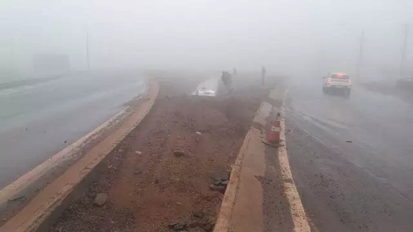 Após deixar o asfalto, a moto atingiu o meio-fio com a roda dianteira - Foto: PRF