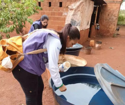 Agentes de endemias do município durante controle do vetor em aldeia indígena (Foto: Divulgação)