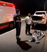 Vítima foi socorrida em uma caminhonete, mas teve a morte constatada por equipe do Samu (Foto: 24h News)
