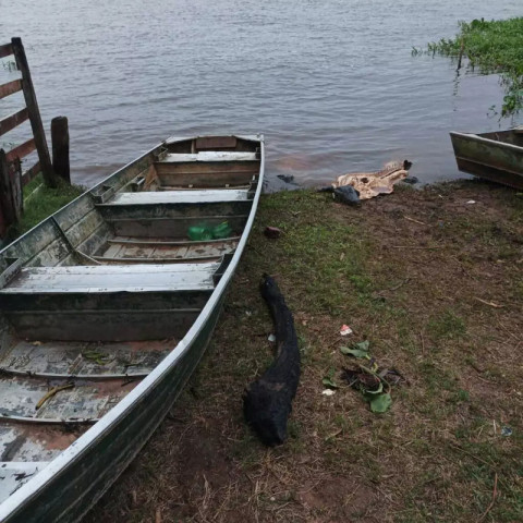 Rede de pesca e carcaça encontradas no local de uma das prisões (Foto: Divulgação)