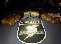 Maconha e revólver apreendidos durante a ação do Batalhão de Choque (Foto: Divulgação/PMMS)