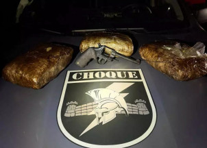 Maconha e revólver apreendidos durante a ação do Batalhão de Choque (Foto: Divulgação/PMMS)
