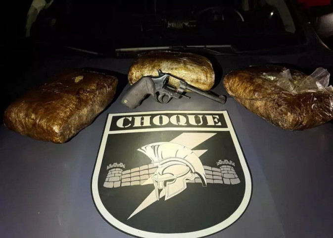 Maconha e revólver apreendidos durante a ação do Batalhão de Choque (Foto: Divulgação/PMMS)