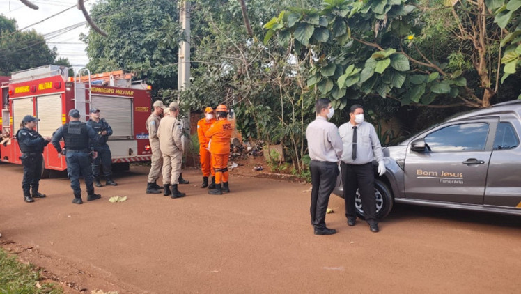 Policiais, bombeiros e funerária que atendem a ocorrência; Foto: Sidnei Bronka/Ligado Na Notícia