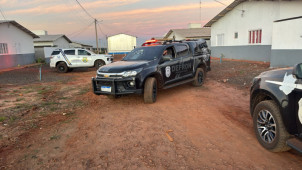 Viaturas da polícia e da perícia na granja, aonde ocorreu o confronto; Foto: Ligado Na Notícia