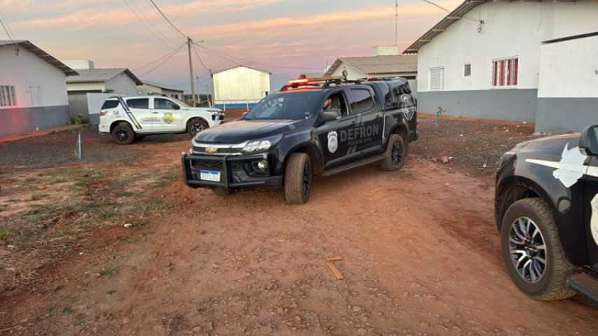 Viaturas da polícia e da perícia na granja, aonde ocorreu o confronto; Foto: Ligado Na Notícia