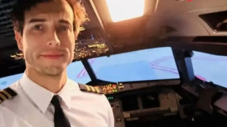 Instrutor entrega comando do avião à aluna e salta da aeronave durante aula de voo
