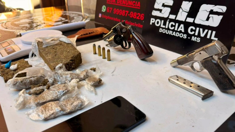 Com eles, foram apreendidas armas. - Foto: Divulgação