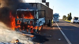 Chamas começaram na parte dianteira do cavalo mecânico e se espalharam pela carreta. (Foto: Nova News)