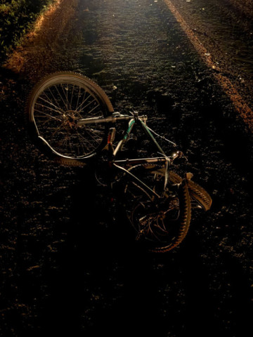 Bicicleta ficou toda retorcida com o acidente - Foto: Ligado na Notícia