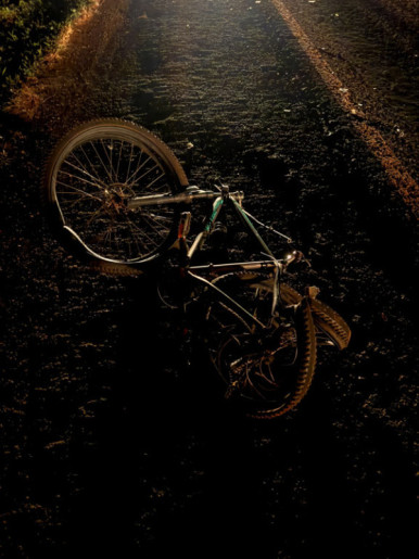 Bicicleta ficou toda retorcida com o acidente - Foto: Ligado na Notícia