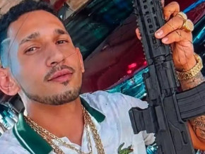 Waldiney Junior de Souza Alfonso publicava fotos com armas nas redes sociais. (Foto: Reprodução/Facebook)