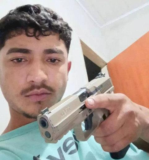 Gabriel Henrique em foto publicada nas redes sociais exibindo arma (Foto: reprodução).