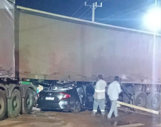 Acidente entre Honda Civic e carreta na BR-262, em Água Clara
