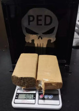 Policiais penais interceptam quase 1 kg de droga lançado por drone na PED