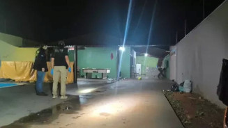 Peritos na área de lazer onde aconteceu o ataque que matou o menor e deixou duas pessoas feridas; Fotos: Leandro Holsbach/Alerta Dourados