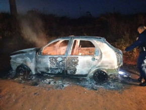 Veículo totalmente queimado foi encontrado horas após a execução, em estrada na fronteira com o Paraguai. (Foto: divulgação)