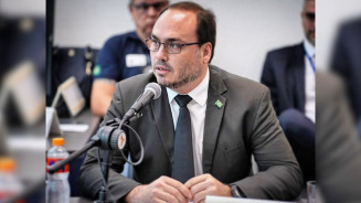 Carlos Bolsonaro diz que militarizar governo foi um dos maiores erros do pai