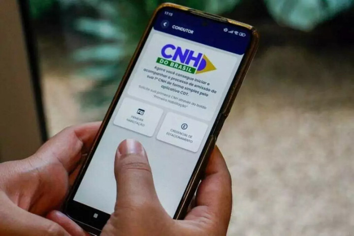Motorista verifica validade da carteira nacional de habilitação no aplicativo CNH do Brasil. (Foto: Arquivo/Juliano Almeida)]