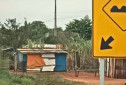 Moradia improvisada instalada às margens da MS-141, em Mato Grosso do Sul. - Foto: Divulgação MPMS