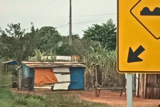 Moradia improvisada instalada às margens da MS-141, em Mato Grosso do Sul. - Foto: Divulgação MPMS