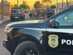 Policiais durante buscas da Operação Liberdade Duradoura, hoje, em Nova Andradina (Foto: Jornal da Nova).