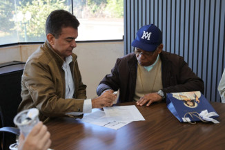 Prefeito Marçal Filho e o bispo diocesano Dom Henrique, durante solenidade no gabinete na manhã desta terça-feira. Foto: A. Frota