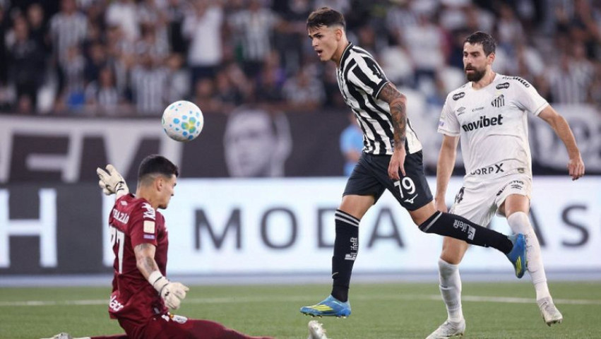 Momento de gol de Lucas Emanuel, do Botafogo, sobre o Santos, pelo Brasileirão. (Foto: Vitor Silva/Botafogo)