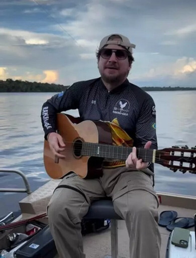 Compositor Paulo Fiapo tocando violão que foi extraviado na BR-163 durante viagem (Foto: Redes sociais / paulofiapooficial)