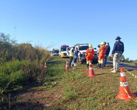 Equipes da PRF e da concessionária que administra a rodovia no local onde o corpo foi encontrado; Foto: Leandro Holsbach/Alerta Dourados