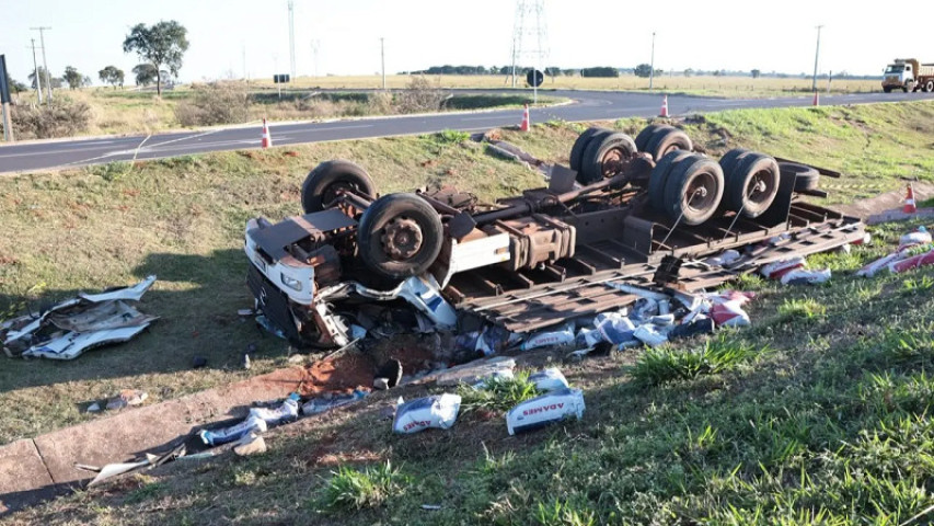 Caminhão ficou completamente destruído - Foto: Pietra Dorneles, Jornal Midiamax