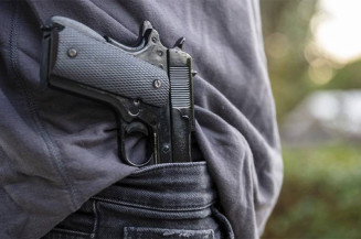 Flexibilização de armas nos EUA pode fortalecer facções criminosas no Brasil