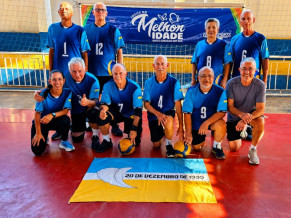 Equipes de voleibol adaptado que estão representando Dourados nos Jogos Estaduais da Melhor Idade que estão sendo disputados em Três Lagoas-Divulgação/Assecom
