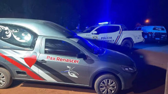 Mulher é morta a tiros e homem é encontrado esfaqueado; companheiro é suspeito e foge