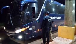Jovem com mandado de prisão é flagrado com 11 kg de maconha em ônibus